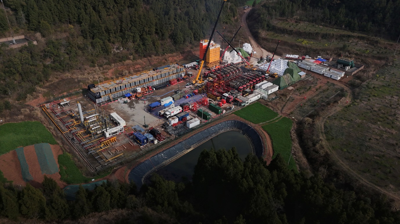 1739946330717067.jpg 洛克石油八角场2025年首场大型压裂施工圆满完成.jpg